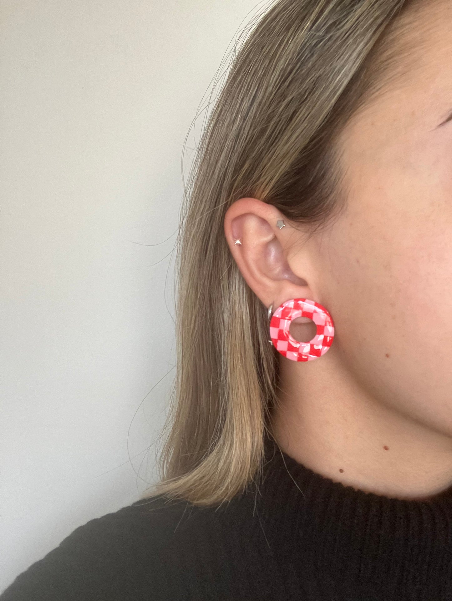 BURU cuadrados rojo y rosa esmaltado
