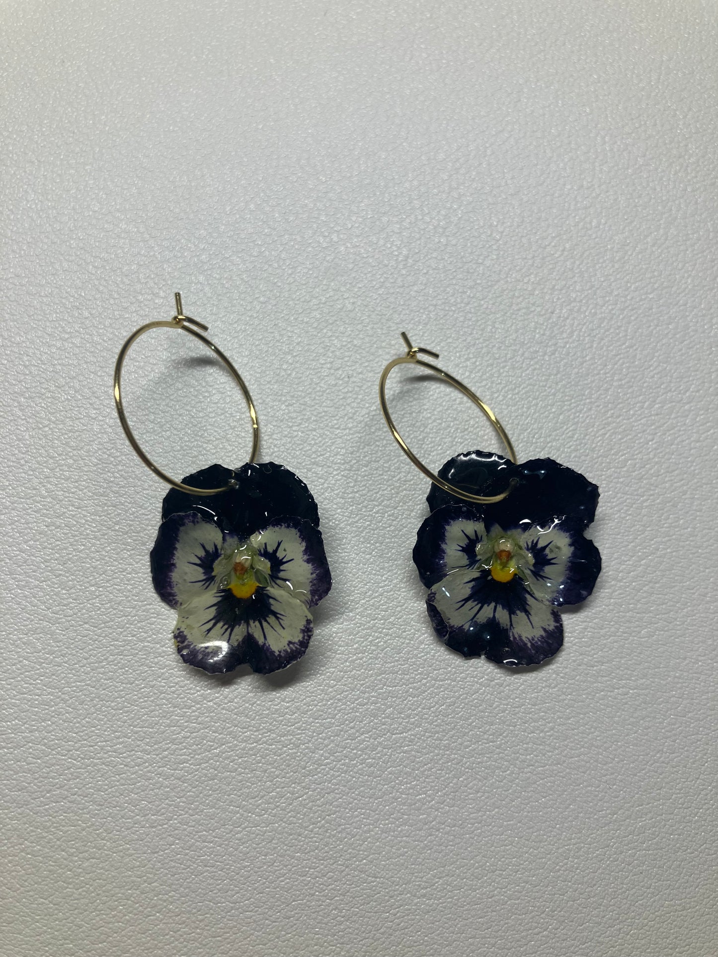 *Flores*. Pensamientos morado y blanco
