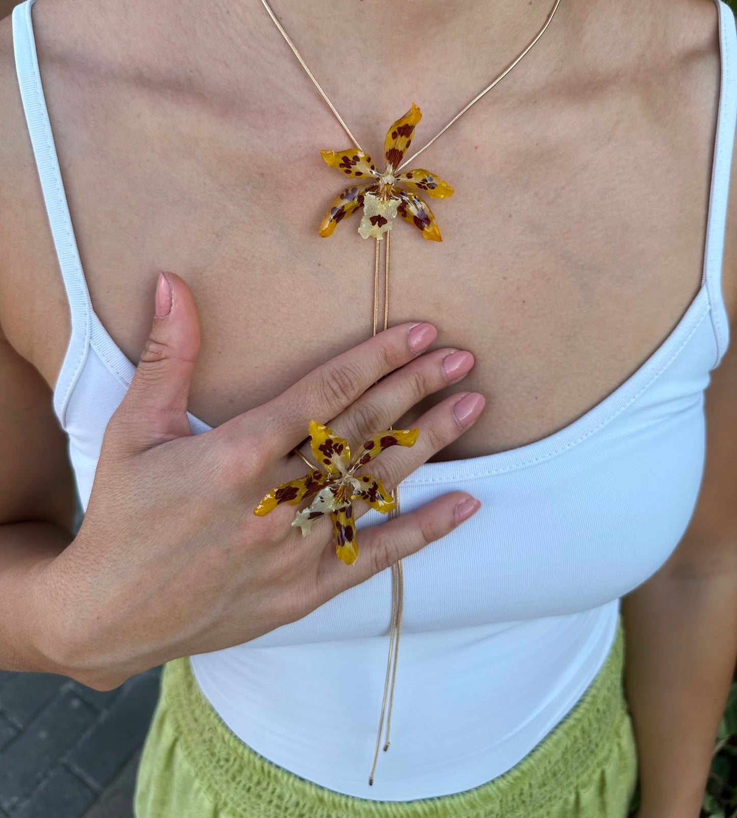 ¨Colección OKIDI¨ Anillo orquídea color amarillo y marrón