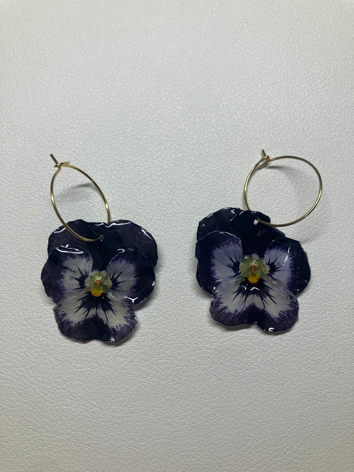 *Flores*.  Pensamientos morado y blanco