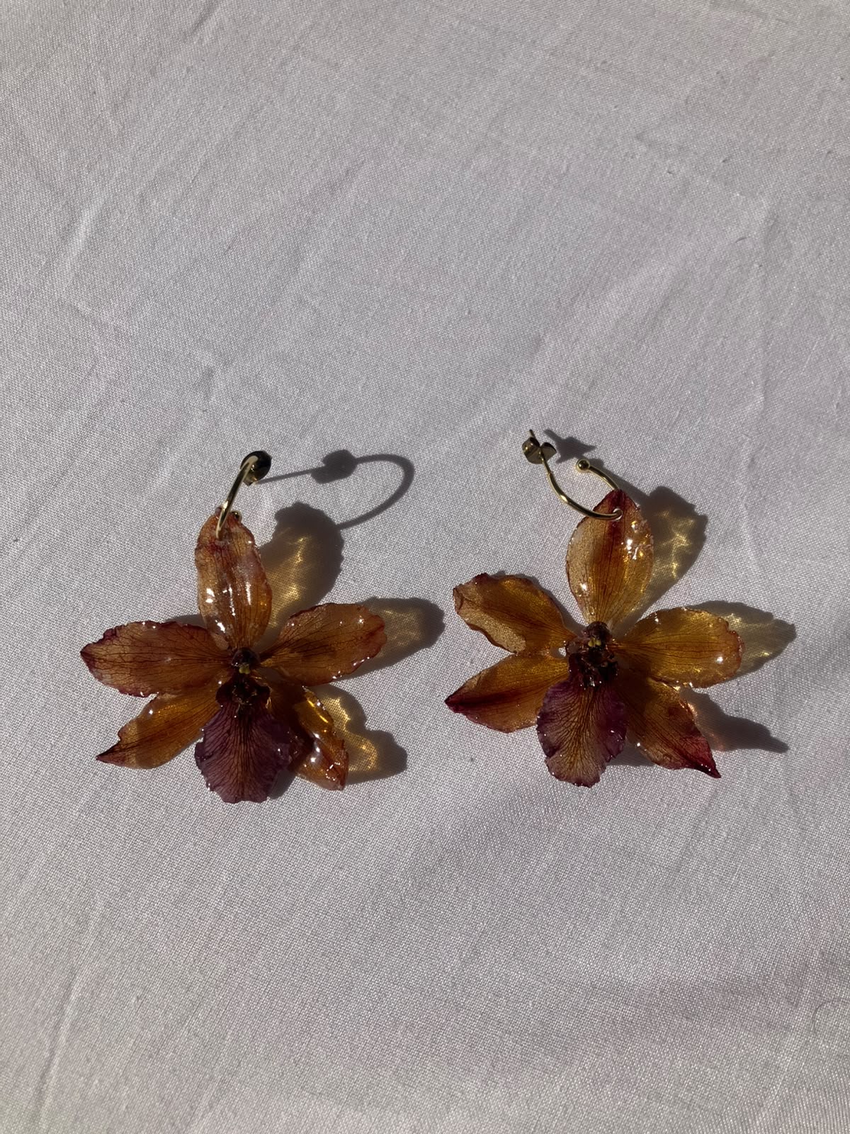 ¨Colección OKIDI¨ Pendientes orquídea color marrón