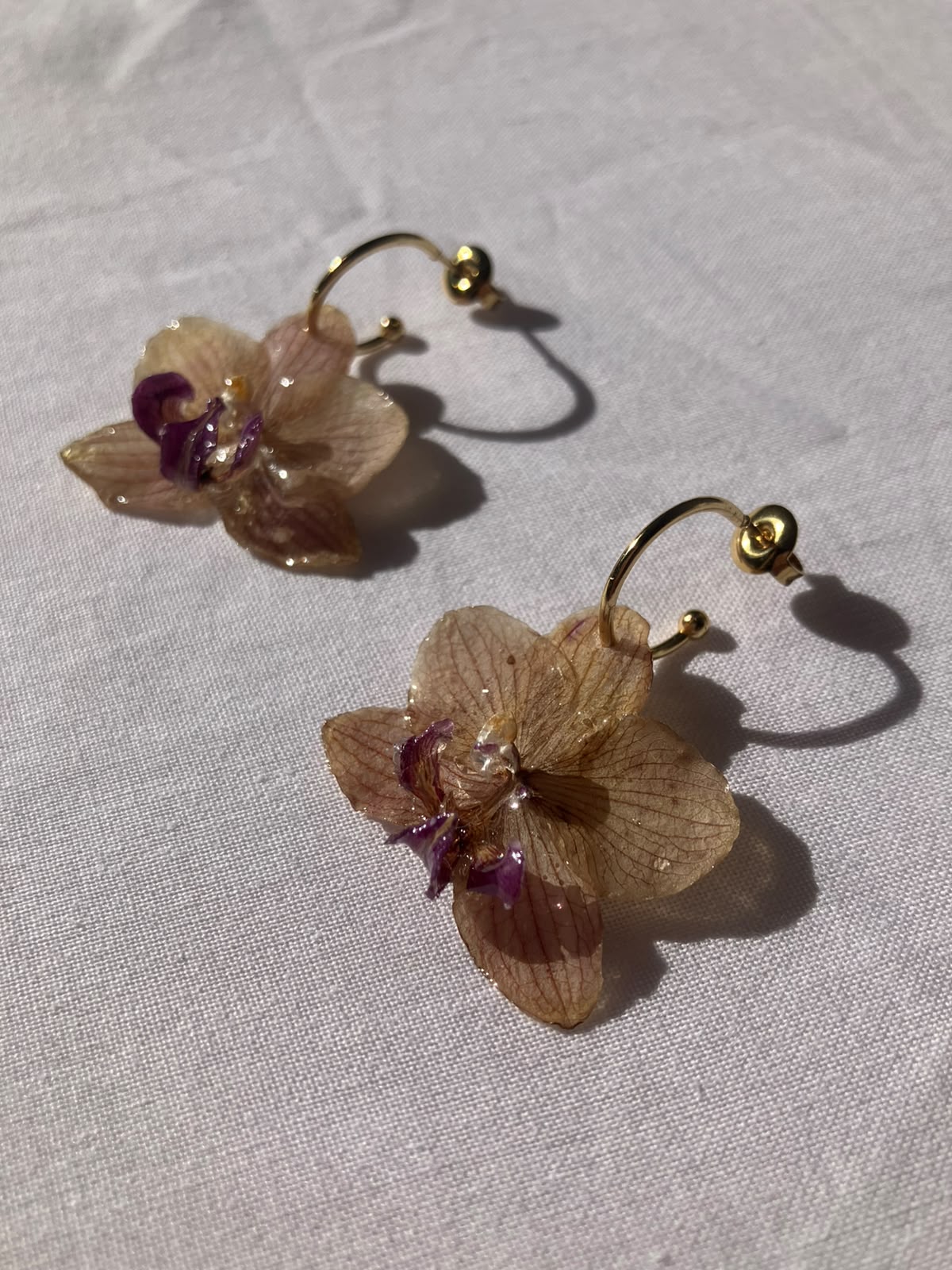 ¨Colección OKIDI¨ Pendientes orquídea color beige y morado