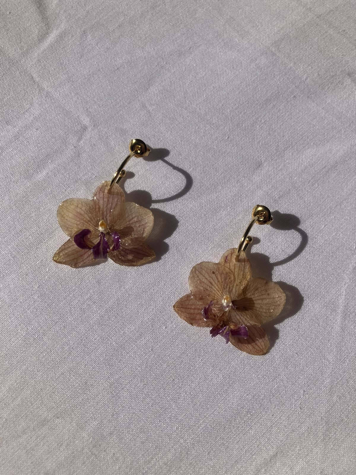¨Colección OKIDI¨ Pendientes orquídea color beige y morado