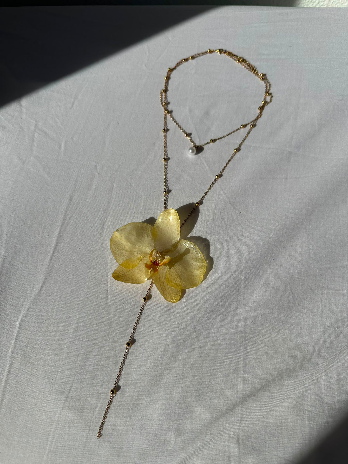 ¨Colección OKIDI¨ Collar orquídea color amarillo mantequilla