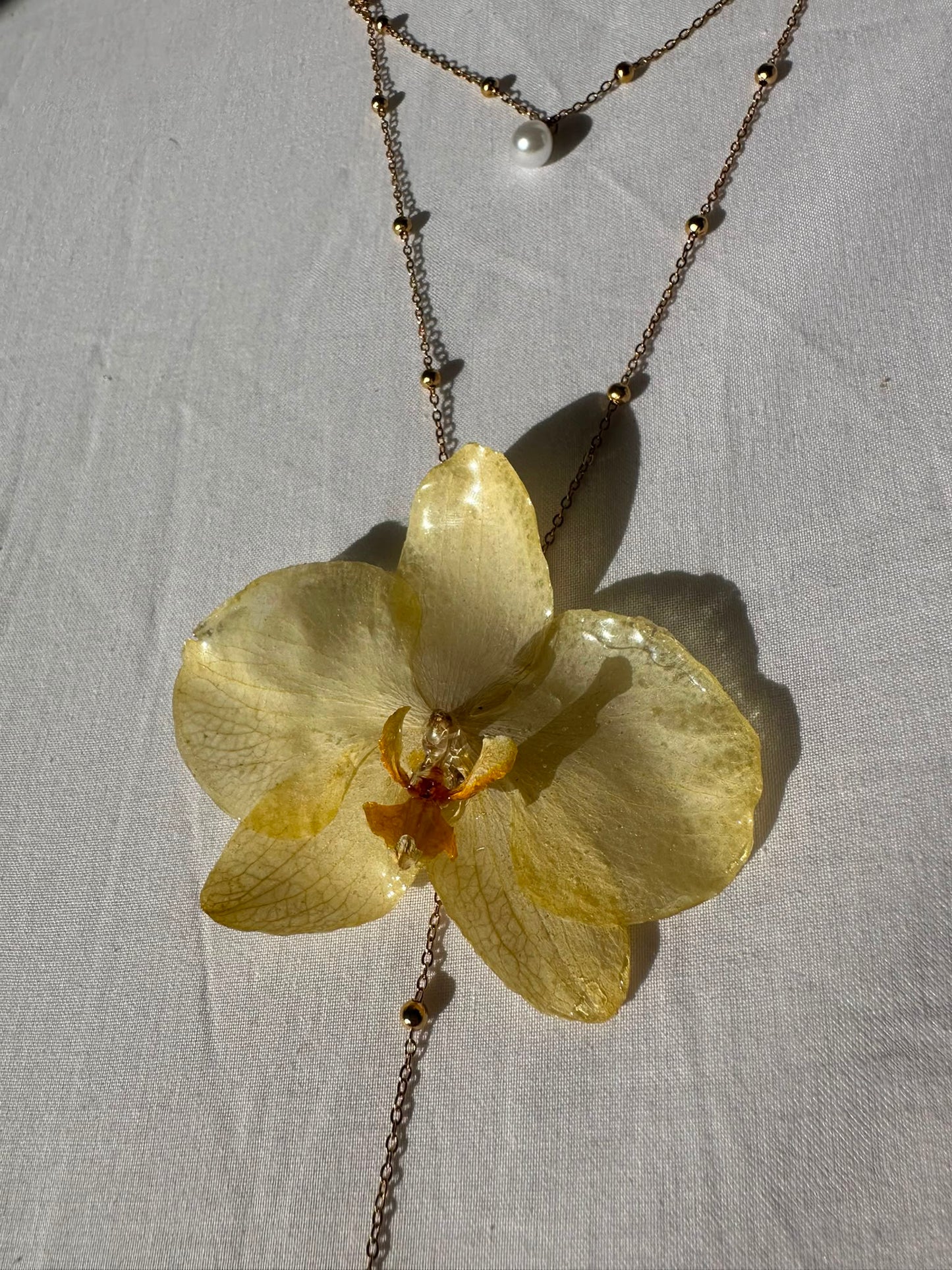 ¨Colección OKIDI¨ Collar orquídea color amarillo mantequilla